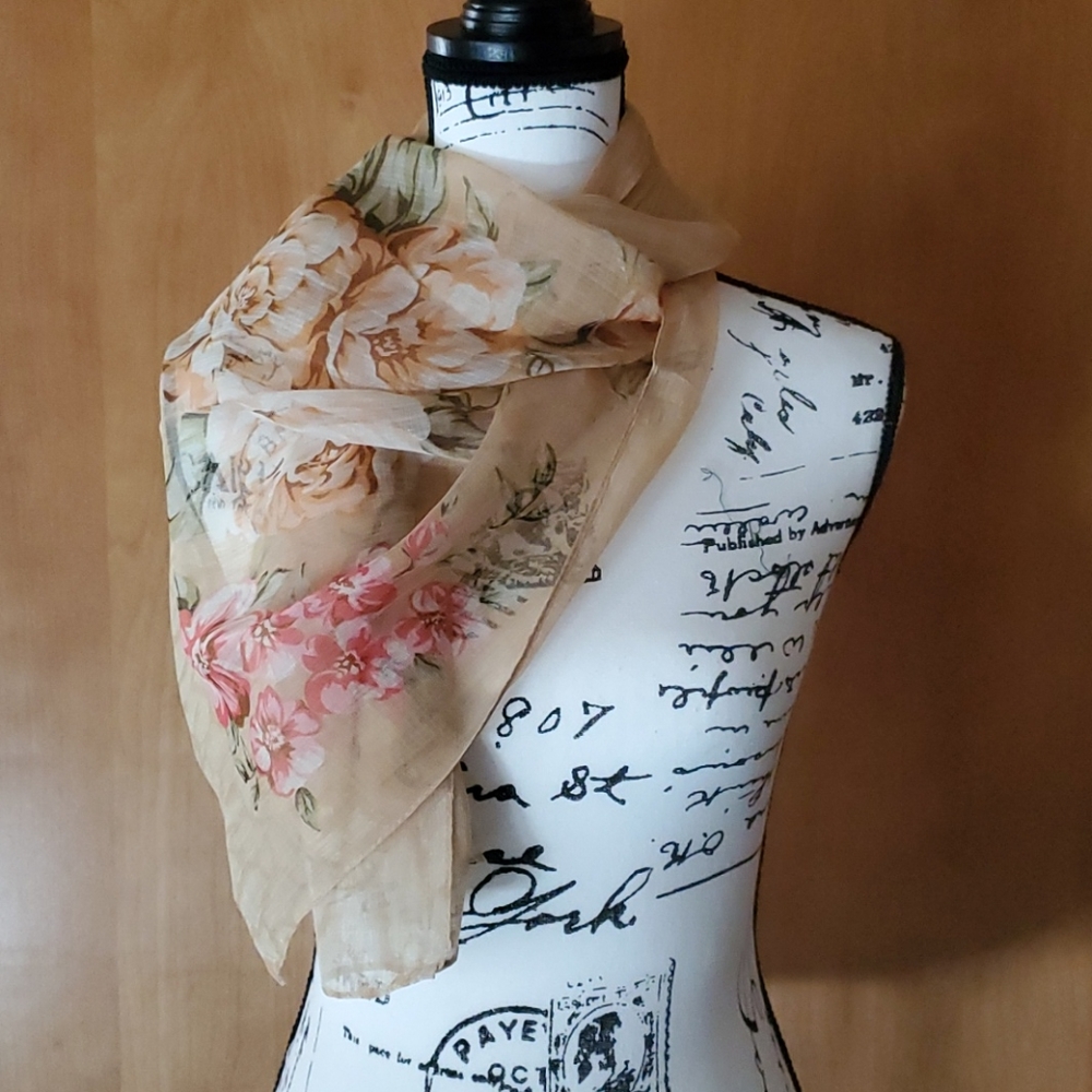 Light & Airy Scarf in Summery Floral Print, NWT